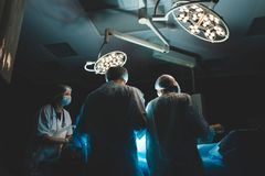 Rumunští lékaři čelí obvinění, že používali implantáty mrtvých pacientů