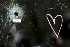 Blogeři Aktuálně.cz o teroru v Paříži: Evropa ve válce, válka v Evropě a kudy vede cesta k míru