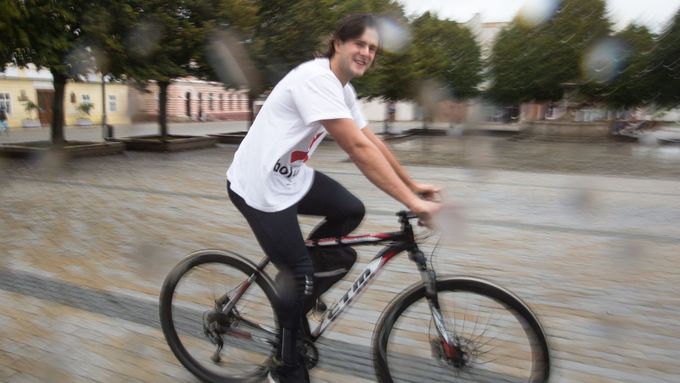 Milan Dzuriak na náměstí v Jirkově. Na sobě má tričko svého projektu "Cesta proti bolesti".