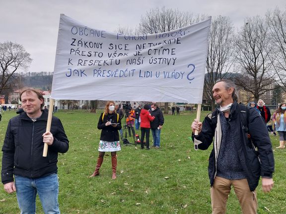 Demonstrace na podporu ředitele Waldorfské ZŠ Ivana Semeckého