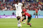 Cristiano Ronaldo je v pokutovém území faulován Mohammedem Salisuem v utkání MS 2022 Portugalsko - Ghana