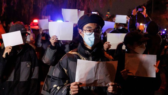 Foto: Číňané vyšli do ulic s papíry v rukách. Došla jim trpělivost s kroky vlády