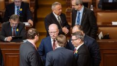 Politici si v příštím roce finančně polepší, jejich platy vzrostou zhruba o sedm procent