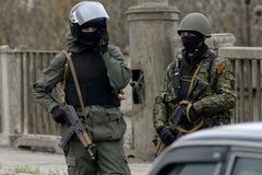 Živě: Ukrajinská vláda hlásí první odzbrojené separatisty