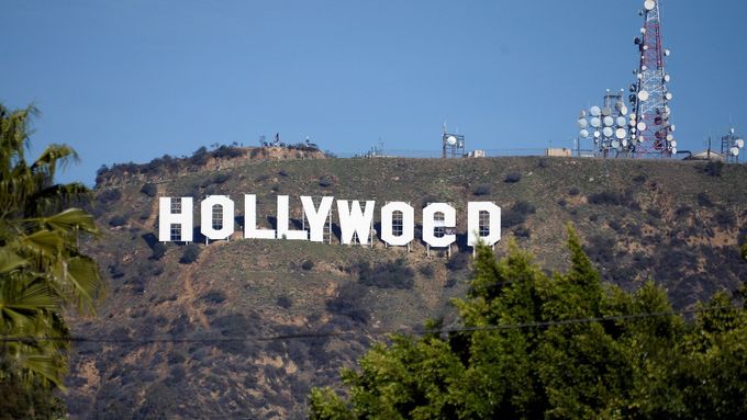 Neznámý útočník změnil nápis Hollywood.