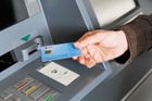 Výběr z bankomatu v cizině: Kolik stojí a jak ušetřit
