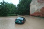 Zaplavené domy, auta, silnice a milionové škody. Podívejte se na průběh záplav v Česku