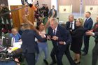 Na Miloše Zemana se ve volební místnosti vrhla polonahá aktivistka