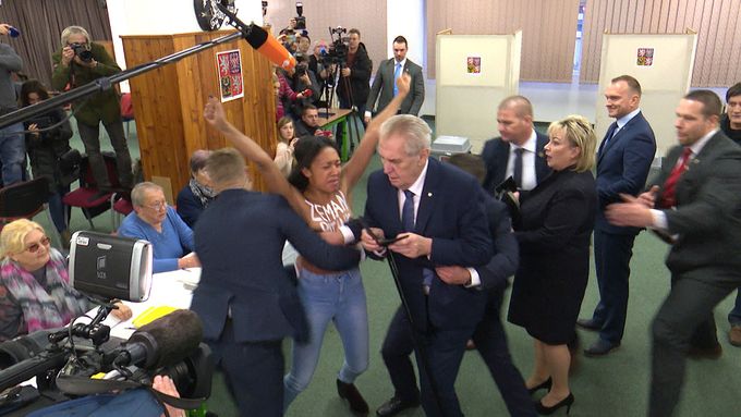 Na Miloše Zemana se ve volební místnosti vrhla polonahá aktivistka