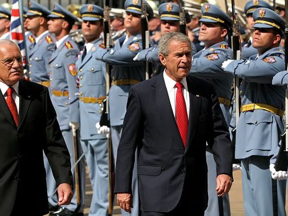 Před dvěma lety Bush v Praze - uvítací ceremoniál