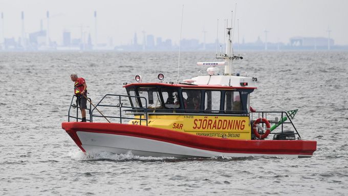 Plavidlo pobřežní hlídky pátrá po pohřešované švédské novinářce Kim Wallové.