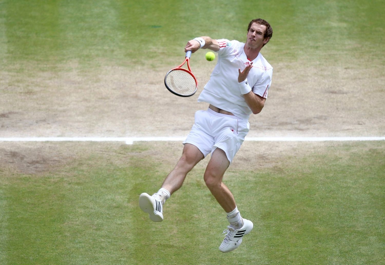 Britský tenista Andy Murray během utkání se Švýcarem Rogerem Federerem ve finále Wimbledonu 2012.