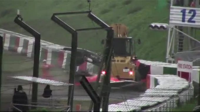 Jules Bianchi trefil jeřáb odtahující jiný poškozený monopost v rychlosti přes 200 km/h. Při havárii došlo k poranění mozku.