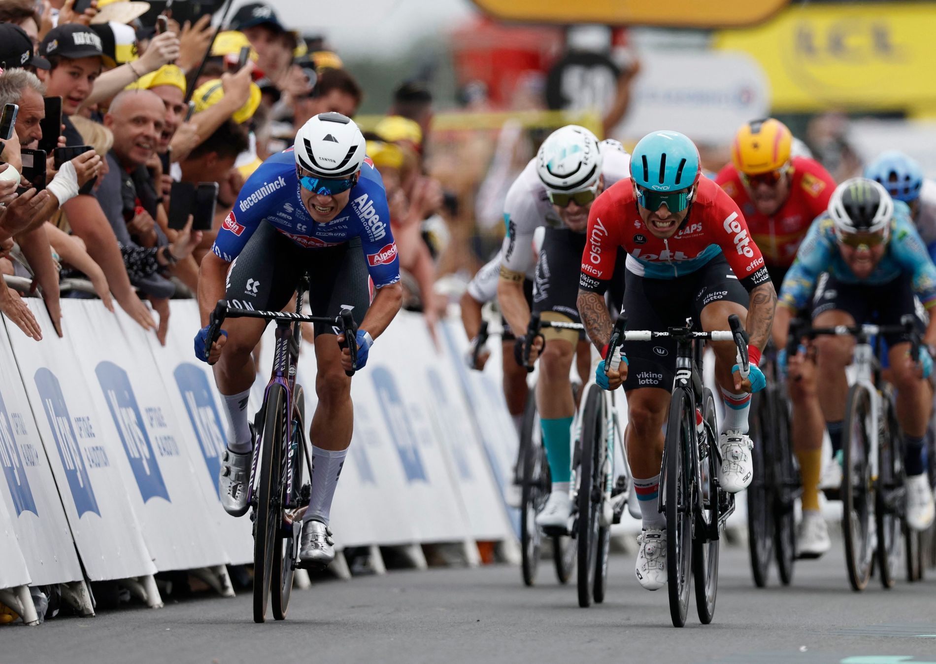 Jasper Philipsen (vlevo) poráží Caleba Ewana ve finiši čtvrté etapy Tour de France 2023
