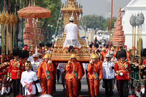 Foto: Thajci se loučí s milovaným králem. Urnu odvezl z honosného krematoria zlatý vůz