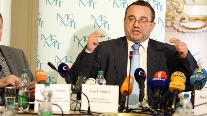 Josef Dobeš oznamuje rezignaci
