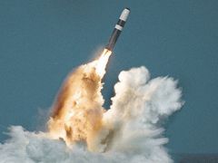 Škrty se dotknou také programu jaderných střel Trident.