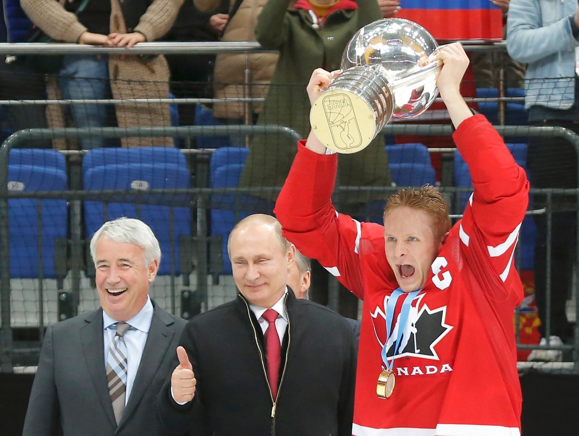 MS 2016 finále Kanada-Finsko: Vladimir Putin a Corey Perry