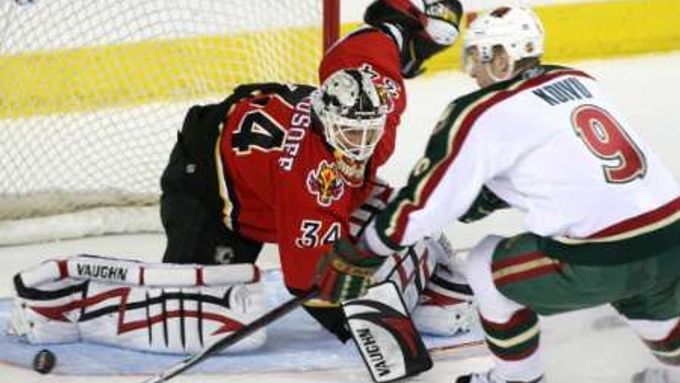 Gólman Calgary Flames Miikka Kiprusoff zastavuje útočníka Minnesoty Wild Mikko Koiva.