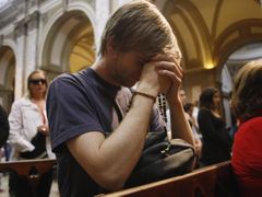 Mladík se modlí poté, co se dozvěděl o zvolení nového papeže.