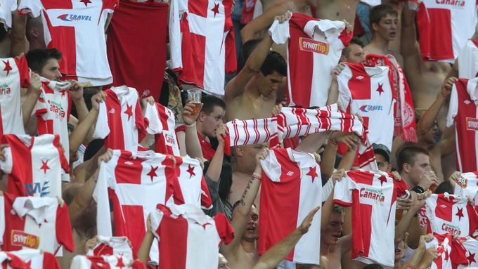 Fanoušci fotbalové Slavie po utkání s Teplicemi vyzvali hráče, aby svlékli dresy a už nikdy si je znovu neoblékli.