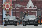 Vojenská přehlídka v Moskvě obrazem: Rusko se pochlubilo Putinovou limuzínou i tanky