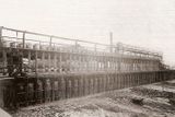 Koksovna Lazy byla spuštěna už roku 1899. Ve 20. letech byl vybudován nový chemický provoz a výroba se zastavila až koncem let šedesátých ( historická reprodukce ).