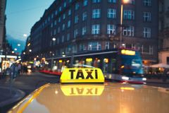 Taxislužby se snaží využít opuštěné vozy. Bolt nabízí lidem dovoz potravin z večerek