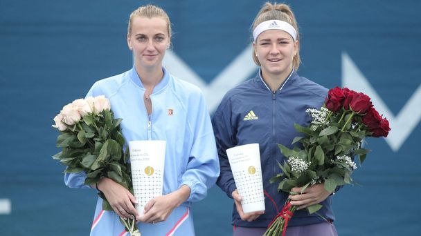 Vítězná Petra Kvitová a poražená finalistka Karolína Muchová na turnaji O pohár prezidenta ČTS v Praze (2020)
