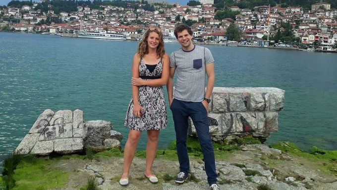Emil Patta a Klára Kučerová letos s obrovským náskokem vyhráli české mistrovství v autostopu. Dorazili až k Ohridskému jezeru v Makedonii, odkud se pak vraceli zpět domů.