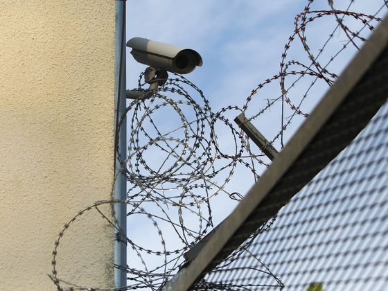 Kolik migrantů úřady v detencích drží? Bělá pod Bezdězem - detenční zařízení - prohlídka s Chovancem - final