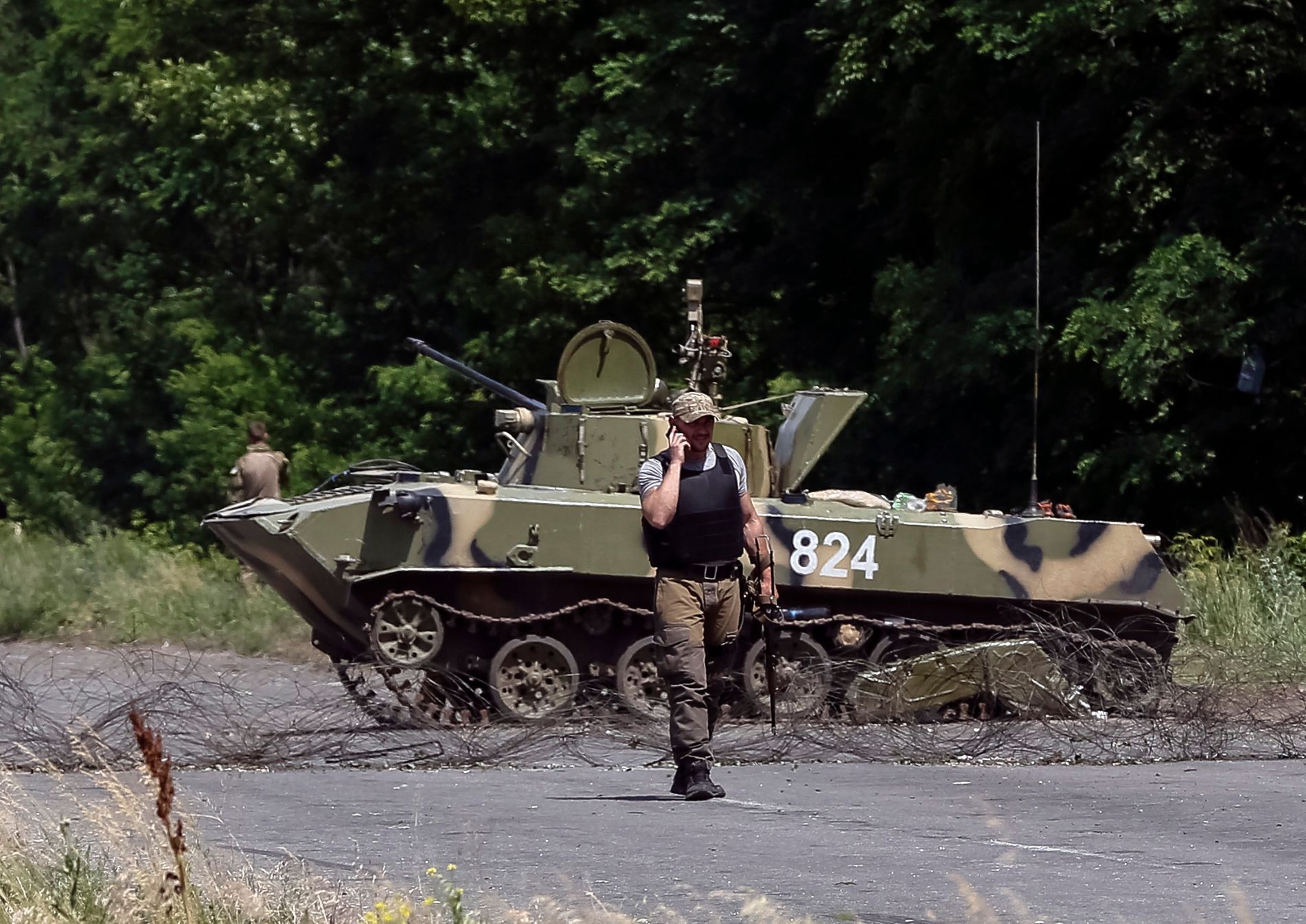 Ukrajinští vojáci s obrněným transportérem u Slavjansku.
