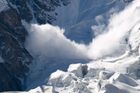 Do krkonošské Kotelní jámy sjela největší lavina zimy, na délku měřila 425 metrů