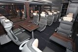 Byznys třída. Kromě sedadel s koženými potahy nabídne cestujícím držák na notebook nebo více prostoru.