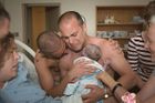 Fotku homosexuálního páru vítajícího svého narozeného syna zneužili politici v kampani proti gayům