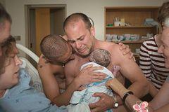 Homosexuálnímu páru se narodil syn. Facebook se bouří