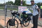 Argentinec přijel do Ruska na kole, před turnajem ochutnal i pivo v Česku
