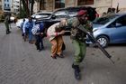 Na luxusní hotel v keňském Nairobi zaútočili teroristé. Venku hoří auta, lidé prchají