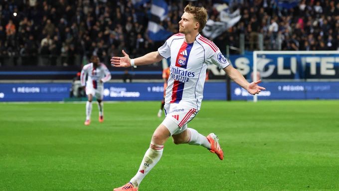 Pavel Šulc slaví gól proti Paříži.