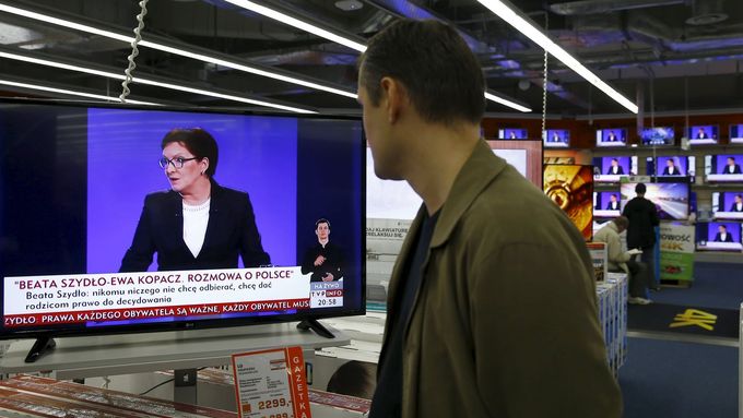 Polská premiérka Ewa Kopaczová v pondělní předvolební televizní debatě s Beatou Szydlovou.
