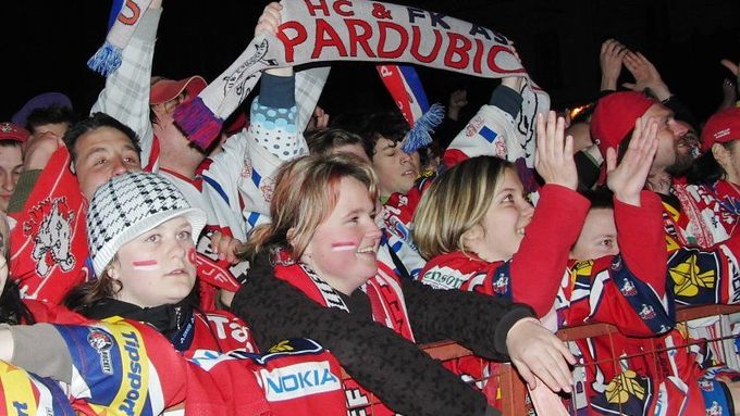Pardubičtí hokejoví fanoušci patří k nejoddanějším v republice. Návštěvnost v hokejové aréně snese i evropská měřítka