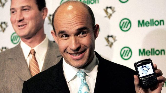 Mario Lemieux a Jim Balsillie, starý a nový majitel Pittsburgh Penguins.