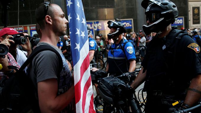 Na jednoho demonstranta hned několik policistů a několik fotoreportérů, tak vypadá běžně situace v Clevelandu během republikánského sjezdu.