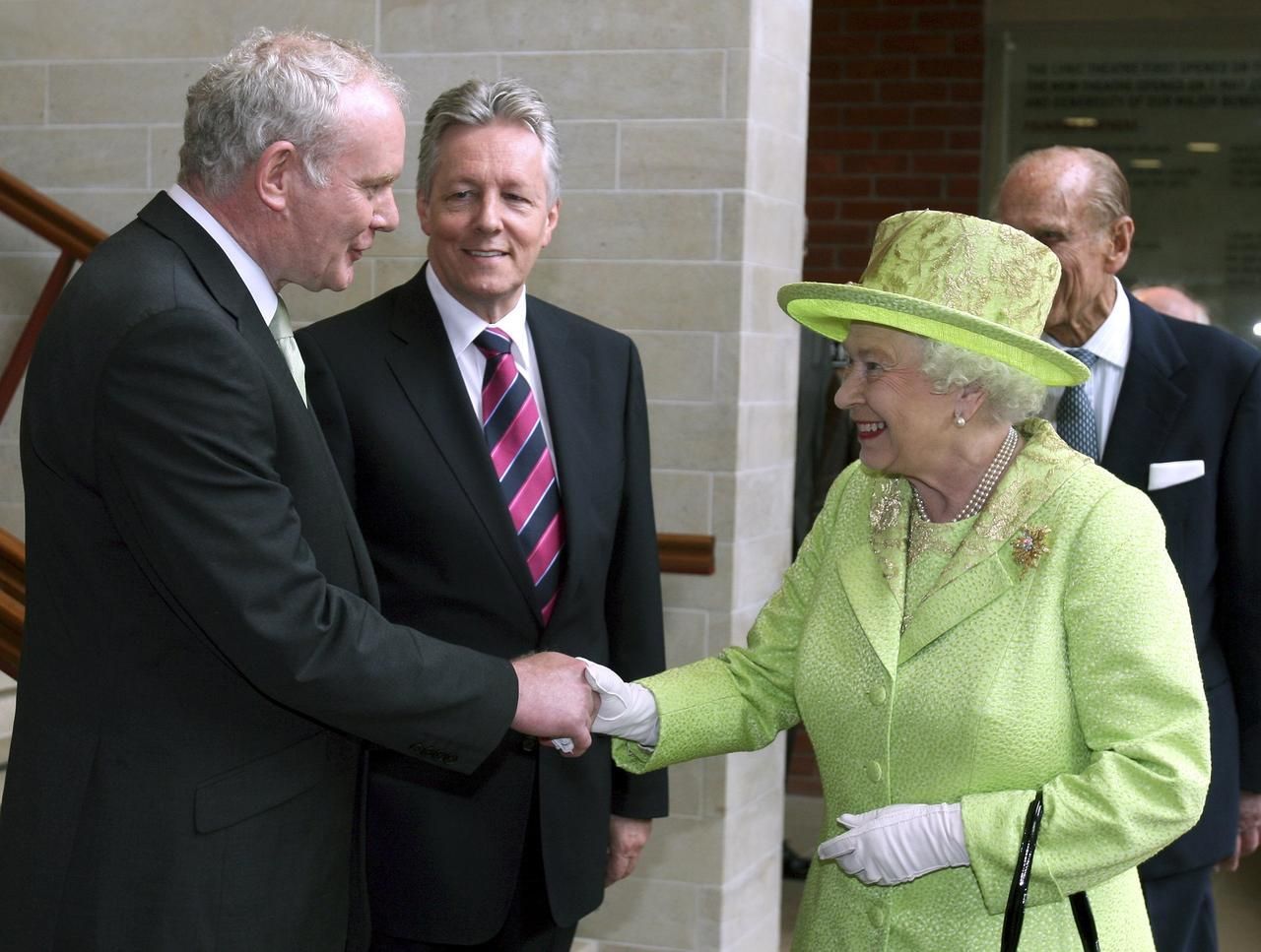 Symbol smíření - Alžběta II. si třese rukou s bývalým velitelem IRA