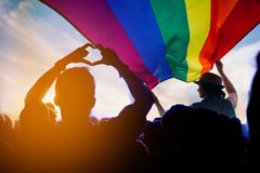 Zákony proti LGBT lidem má stále 60 zemí, v Evropě roste počet "duhových" migrantů