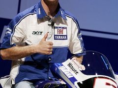 Američan Colin Edwards sedí na novém motocyklu Yamaha pro třídu MotoGP.