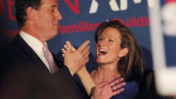 Rick Santorum oslavuje s manželkou Karen vítězství v primárkách ve státech Alabama a Mississippi.