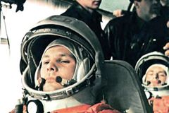 Gagarinovu bustu jste viděli jen z nebe. V Bělehradu odstranili nepovedený pomník prvního kosmonauta