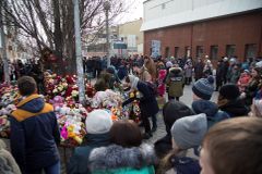 Žertování o tragédii v Kemerovu? Komerční televize i sociální sítě ovládly "hlášky", říká odbornice
