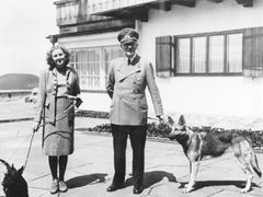 Adolf Hitler a Eva Braunová nedaleko Berghofu v Bavorsku.